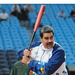 Esta foto muestra al presidente venezolano Nicolás Maduro bateando la pelota en el Estadio Monumental Simón Bolívar de Caracas, antes de la Serie del Caribe de Béisbol. | Foto:Zurimar Campos / Oficina de prensa de Miraflores / AFP