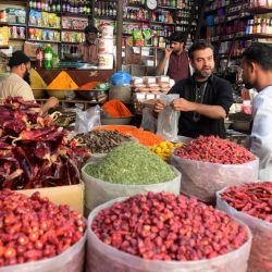 Esta fotografía muestra a unos residentes comprando alimentos en un mercado de Karachi, ciudad portuaria de Pakistán. | Foto:ASIF HASSAN / AFP
