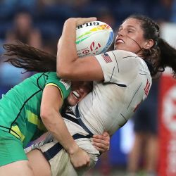 La irlandesa Lucy Mulhall taclea a la estadounidense Ilona Maher durante el partido de la serie de World Rugby Women's Sevens entre Irlanda y Estados Unidos en el Allianz Stadium de Sídney. | Foto:JEREMY NG / AFP