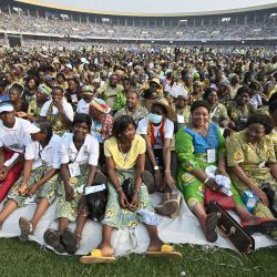 Los asistentes se reúnen antes de la llegada del Papa Francisco para un encuentro con jóvenes y catequistas en el Estadio de los Mártires en Kinshasa, República Democrática del Congo. | Foto:Tiziana Fabi / AFP