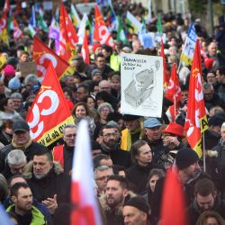 Manifestantes ondean banderas sindicales y pancartas mientras marchan durante una manifestación como parte de una jornada nacional de huelgas y concentraciones por segunda vez en un mes, para protestar contra una reforma prevista para aumentar la edad de jubilación de 62 a 64 años, en Laval, oeste de Francia. | Foto:JEAN-FRANCOIS MONIER / AFP