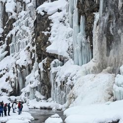 Turistas visitan una cascada congelada en la zona de Drang, en Tangmarh, India. | Foto:TAUSEEF MUSTAFA / AFP