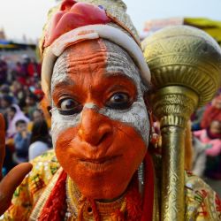 Un hombre vestido como el dios hindú Hanuman camina a lo largo del Sangam, la confluencia de los ríos Ganges y Yamuna y el mítico Saraswati, durante el festival anual Magh Mela en Prayagraj, India. | Foto:SANJAY KANOJIA / AFP