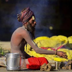 Un sadhu u hombre santo realiza un ritual en Sangam, la confluencia de los ríos Ganges, Yamuna y el mítico Saraswati, durante la feria religiosa anual de Magh Mela en Prayagraj, India. | Foto:SANJAY KANOJIA / AFP