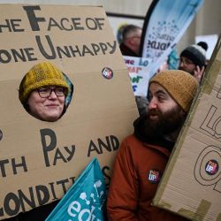 Unos profesores sostienen una pancarta mientras gritan consignas mientras participan en una protesta organizada por NEU y otros sindicatos afiliados en la plaza de San Pedro, en Manchester, en el marco de una jornada de huelga nacional. | Foto:OLI SCARFF / AFP