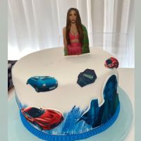 Shakira recibió una torta de cumpleaños que hace referencia a su canción contra Gerard Piqué