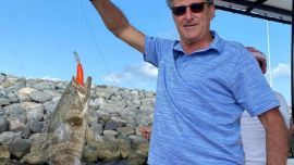 Mario Alberto Kempes, goleador máximo y uno de los campeones del Mundial 1978, demostró su pasión por la pesca en aguas del golfo.