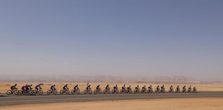 El pelotón circula durante la cuarta etapa del Saudi Tour 2023, de Maraya a Skyviews de Harrat Uwayrid.