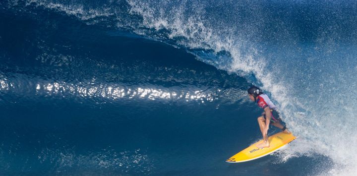 El surfista australiano Liam O'Brien monta una ola durante el primer día del Billabong Pipeline Pro en Banzai Pipeline, en la costa norte de Oahu, Hawái.