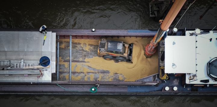 Esta fotografía aérea muestra la descarga de grano de una barcaza en el emplazamiento de Senalia Union, en el puerto marítimo de Rouen, Francia.