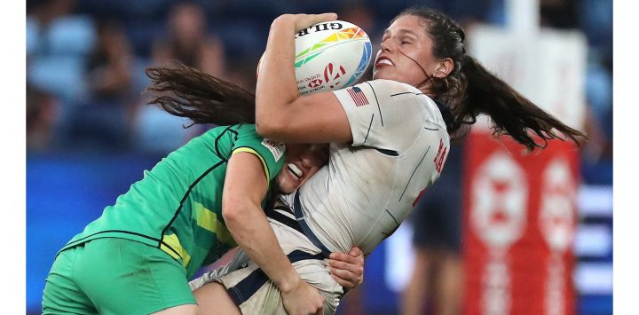 La irlandesa Lucy Mulhall taclea a la estadounidense Ilona Maher durante el partido de la serie de World Rugby Women's Sevens entre Irlanda y Estados Unidos en el Allianz Stadium de Sídney.