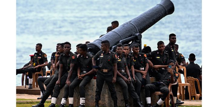 Fotogaleria Personal militar de Sri Lanka descansa durante un ensayo del desfile del Día de la Independencia en Colombo.