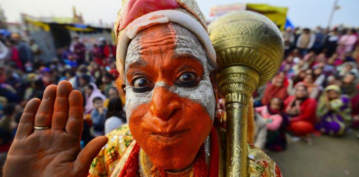 Un hombre vestido como el dios hindú Hanuman camina a lo largo del Sangam, la confluencia de los ríos Ganges y Yamuna y el mítico Saraswati, durante el festival anual Magh Mela en Prayagraj, India.