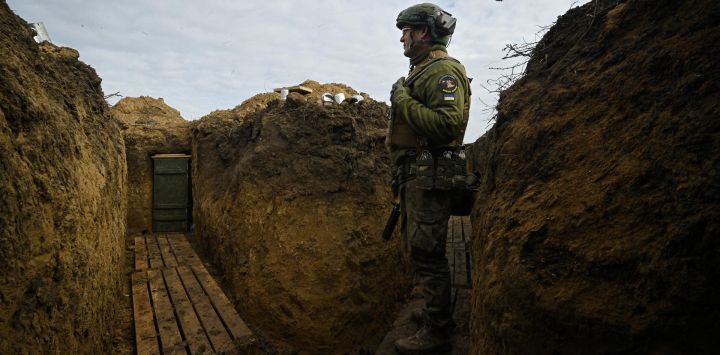 Un soldado ucraniano permanece en una trinchera en su posición a las afueras de Kherson, en medio de la invasión rusa de Ucrania.
