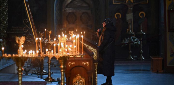 Una mujer se persigna durante un servicio fúnebre por un comandante del grupo de reconocimiento del regimiento Azov, Ihor Lyndyuk, que murió durante la defensa de la planta siderúrgica Azovstal en Mariupol, en la catedral Mykhaylo Golden Domes en Kyiv, en medio de la invasión militar de Rusia sobre Ucrania.