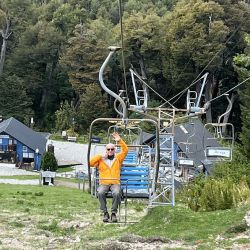 Cerro Bayo está abierto casi todo el año y en verano se puede subir en la aerosilla para ver el trazado de Villa La Angostura y tomar algo.