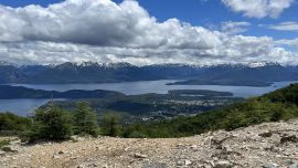 Cerro Bayo está abierto casi todo el año y en verano se puede subir en la aerosilla para ver el trazado de Villa La Angostura y tomar algo.