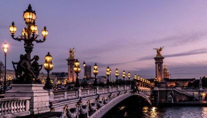 Conocé al fotógrafo que capta la vida de las ventanas parisinas por la noche
