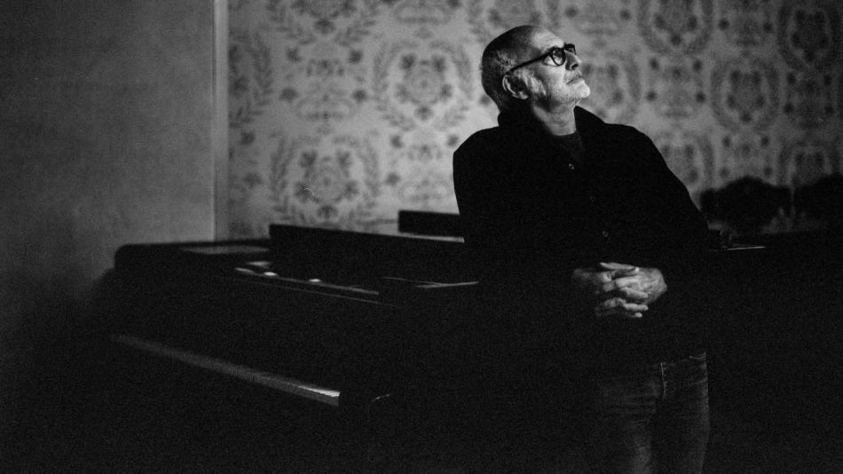 La versión de Einaudi está interpretada únicamente con el piano 20230203