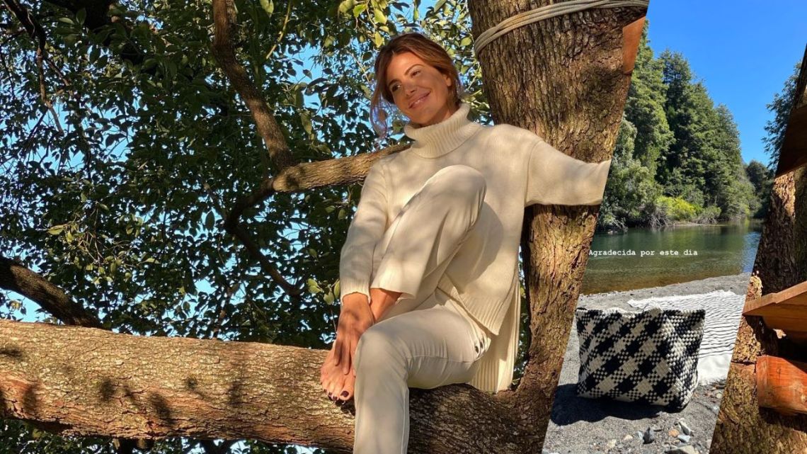 Juliana Awada mostró su elegante bolso gigante de neopreno tejido a mano