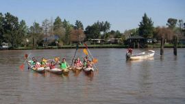 Se escuelitas de kayak multiplican y proponen una nueva forma de hacer deporte con el plus de un cambio de vida. Clases económicas, sustentables, para soñar con el aire libre todos los fines de semana.
