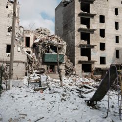 Esta fotografía muestra los restos de un edificio destruido en Chasiv Yar, en medio de la invasión rusa de Ucrania. | Foto:YASUYOSHI CHIBA / AFP
