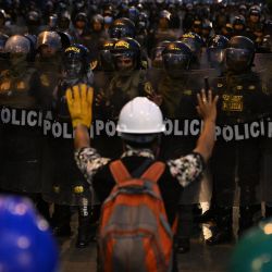 Manifestantes chocan con la policía durante una manifestación contra el gobierno de la presidenta peruana Dina Boluarte en Lima. | Foto:ERNESTO BENAVIDES / AFP