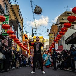 Un hombre actúa durante un desfile del Año Nuevo Lunar, celebrado por primera vez tras un paréntesis de tres años debido a la pandemia de coronavirus, en la zona de Chinatown de Yokohama. | Foto:Philip Fong / AFP