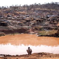 Un minero artesanal busca oro en la mina de oro de Karakaene. - Karakaene cuenta con una de las mayores explotaciones artesanales de oro del sureste de Senegal, cerca de la frontera con Mali. | Foto:JOHN WESSELS / AFP