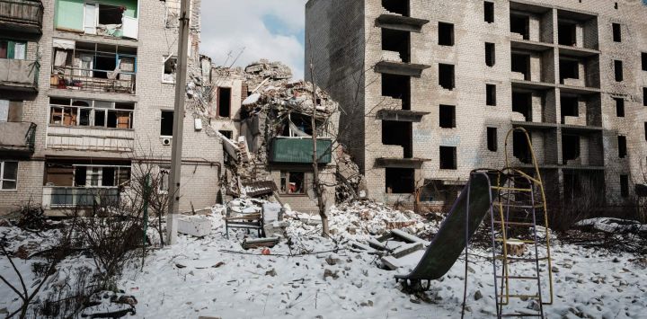 Esta fotografía muestra los restos de un edificio destruido en Chasiv Yar, en medio de la invasión rusa de Ucrania.