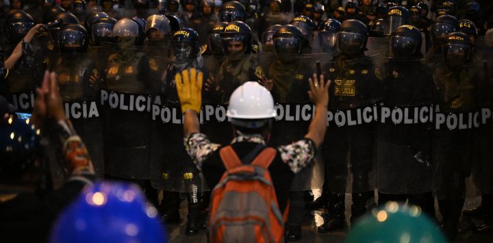Manifestantes chocan con la policía durante una manifestación contra el gobierno de la presidenta peruana Dina Boluarte en Lima.
