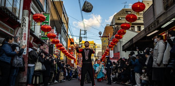 Un hombre actúa durante un desfile del Año Nuevo Lunar, celebrado por primera vez tras un paréntesis de tres años debido a la pandemia de coronavirus, en la zona de Chinatown de Yokohama.