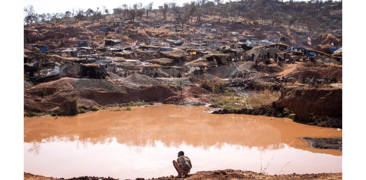 Un minero artesanal busca oro en la mina de oro de Karakaene. - Karakaene cuenta con una de las mayores explotaciones artesanales de oro del sureste de Senegal, cerca de la frontera con Mali.