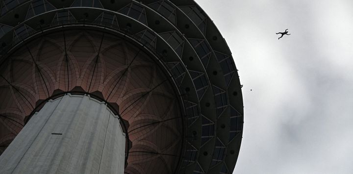 Un saltador de base salta desde la cubierta abierta de 300 metros de altura de la emblemática Torre Kuala Lumpur de Malasia durante el International Tower Jump.