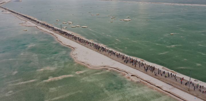 Una imagen aérea muestra a los competidores corriendo sobre suelo salado durante el Maratón del Mar Muerto, en la localidad turística israelí de Ein Bokek.