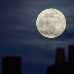 Esta imagen muestra la salida de la luna llena en Burdeos, suroeste de Francia. | Foto:Philippe Lopez / AFP