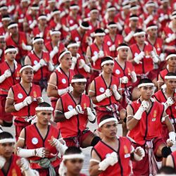 Luchadores de muay thai celebran la tradicional ceremonia del Wai Kru durante un festival de este arte marcial tailandés en el parque Rajabhakti de Hua Hin, mientras unos 3.360 exponentes se reunían en un intento de batir el récord Guinness de mayor número de personas participando a la vez en el ritual del Wai Kru. | Foto:LILLIAN SUWANRUMPHA / AFP
