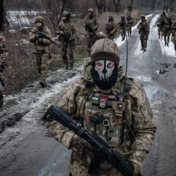 Militares ucranianos caminan por la carretera hacia su base cerca de la línea del frente en la región de Donetsk, en medio de la invasión rusa de Ucrania. | Foto:YASUYOSHI CHIBA / AFP
