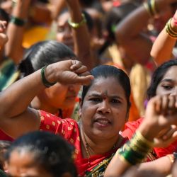 Tribales de la región forestal de Aarey protestan contra el gobierno estatal para exigir la protección de sus tierras, en Bombay, India. | Foto:PUNIT PARANJPE / AFP