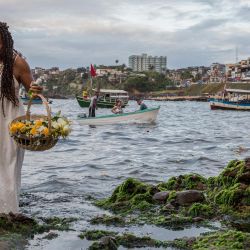 Veneradores participan en la ceremonia tradicional de Iemanja, la diosa del mar de la religión sincrética afrobrasileña Umbanda en el barrio de Rio Vermelho, en Salvador, Bahía, Brasil. | Foto:Antonello Veneri / AFP