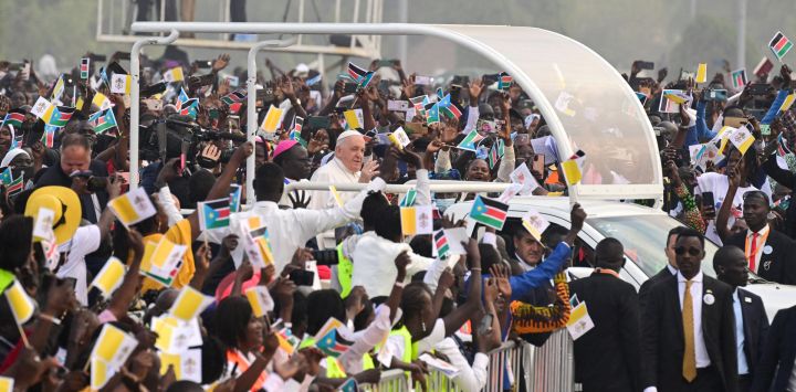 El Papa Francisco saluda mientras llega en papamóvil para la santa misa en el Mausoleo de John Garang en Juba, Sudán del Sur.
