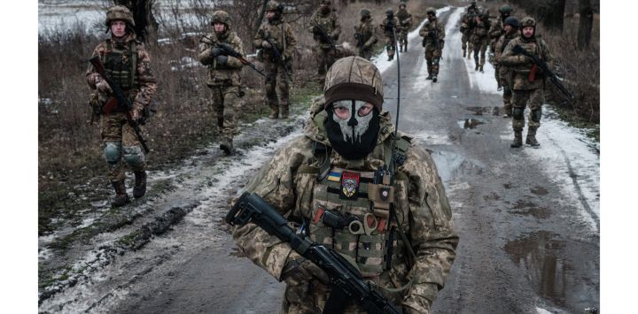 Militares ucranianos caminan por la carretera hacia su base cerca de la línea del frente en la región de Donetsk, en medio de la invasión rusa de Ucrania.