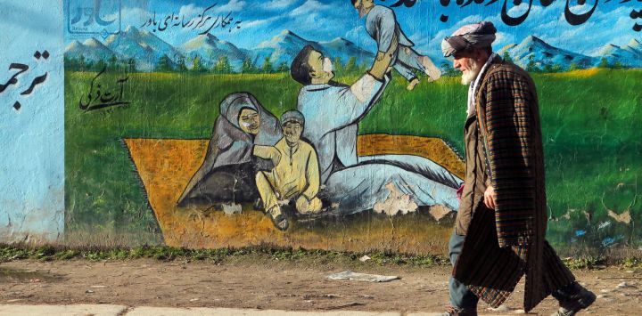 Un hombre afgano pasa junto a un mural en el distrito de Fayzabad, en la provincia de Badakhshan.