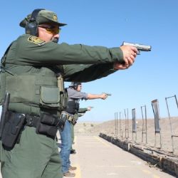 Efectivo de la CBP efectuando disparos en el poligono.