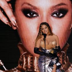 Beyoncé recibe el premio al Mejor Álbum de Música Dance/Electrónica por "Renaissance" en el escenario durante la 65ª edición de los Premios GRAMMY en el Crypto.com Arena en Los Ángeles, California. | Foto:Kevin Winter/Getty Images for The Recording Academy/AFP