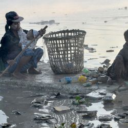 Esta foto muestra a unos recolectores de residuos remando botes de poliestireno mientras buscan plástico y vidrio para reciclar en el arroyo Pazundaung de Yangón. - Decenas de recolectores de residuos de Myanmar se lanzan a las turbias aguas de un arroyo de Yangón tras verse obligados a buscar trabajo por la crisis económica posterior al golpe de Estado. | Foto:Sai Aung Main / AFP