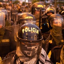 Imagen de policías vigilando una calle durante una protesta, en el centro de Lima, Perú. Las manifestaciones que vive el país mantienen como exigencia la renuncia de Dina Boluarte, el cierre del Congreso, el adelanto de las elecciones a este año y una Asamblea Constituyente. | Foto:Xinhua/Mariana Bazo