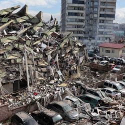 Rescatistas y civiles buscan supervivientes bajo los escombros de edificios derrumbados en Kahramanmaras, cerca del epicentro del terremoto, el día después de que un seísmo de magnitud 7,8 sacudiera el sureste del país. - Los equipos de rescate de Turquía y Siria se enfrentaron a un clima gélido, réplicas y edificios derrumbados mientras buscaban supervivientes sepultados por un terremoto que mató a más de 5.000 personas. | Foto:ADEM ALTAN / AFP