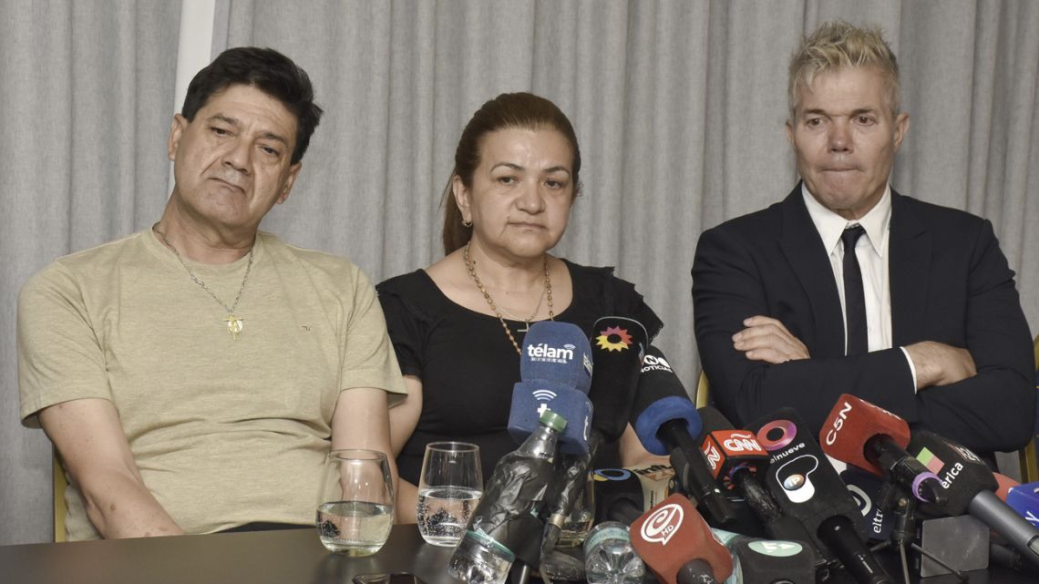 From left to right: Silvino Báez, Graciela Sosa and their lawyer Fernando Burlando.
