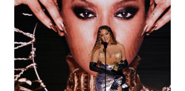 Beyoncé recibe el premio al Mejor Álbum de Música Dance/Electrónica por "Renaissance" en el escenario durante la 65ª edición de los Premios GRAMMY en el Crypto.com Arena en Los Ángeles, California.